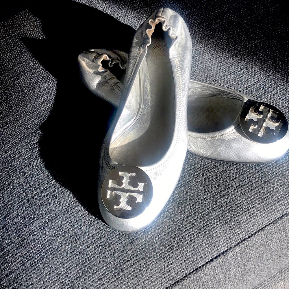 Size 10, Tory Burch Reva Silver logo ballet flats